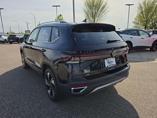 Black Pearl 2026 Volkswagen Taos SE