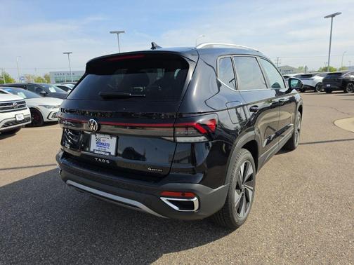Black Pearl 2026 Volkswagen Taos SE