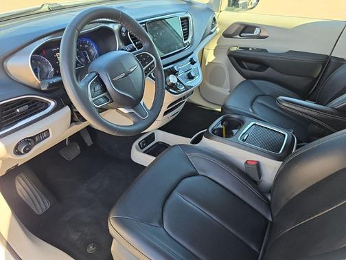 Bright White Clearcoat 2024 Chrysler Pacifica Touring L
