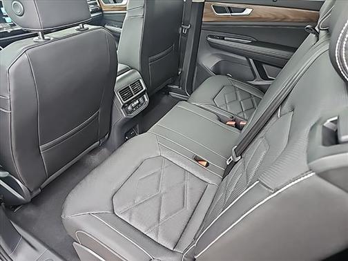 2025 Volkswagen Atlas 2.0T SE w/Technology 4MOTION