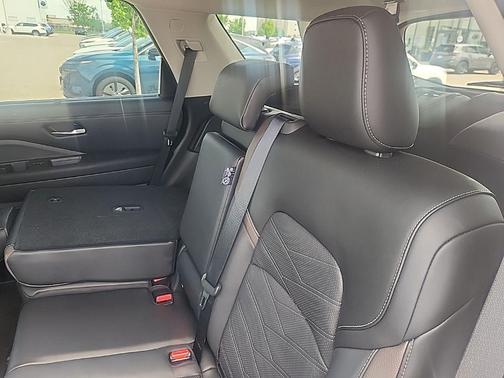 White Pearl 2025 Nissan Pathfinder Platinum 4WD