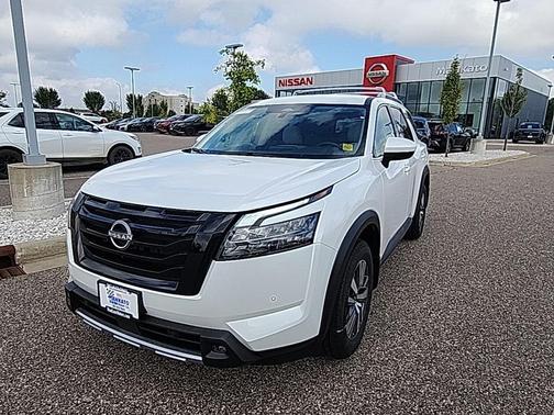 2025 Nissan Pathfinder SL 4WD