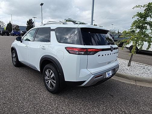 2025 Nissan Pathfinder SL 4WD