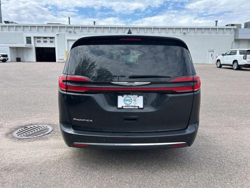 Brilliant Black Crystal Pearlcoat 2023 Chrysler Pacifica Touring L
