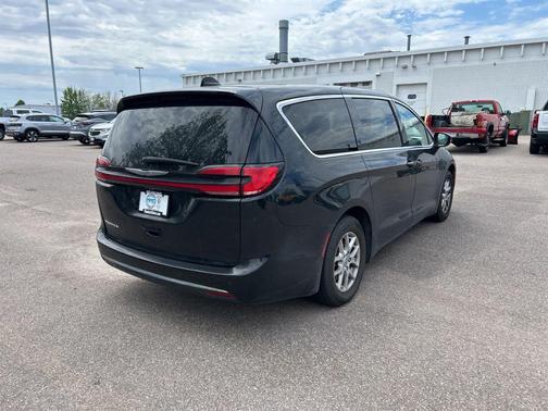 Brilliant Black Crystal Pearlcoat 2023 Chrysler Pacifica Touring L