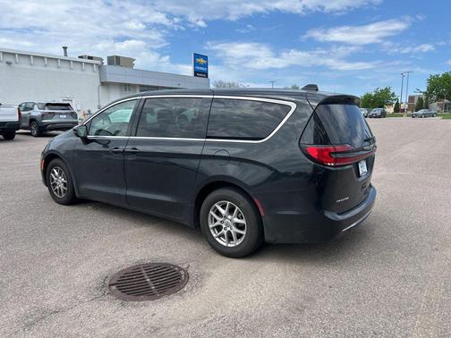 Brilliant Black Crystal Pearlcoat 2023 Chrysler Pacifica Touring L