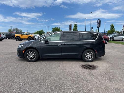 Brilliant Black Crystal Pearlcoat 2023 Chrysler Pacifica Touring L
