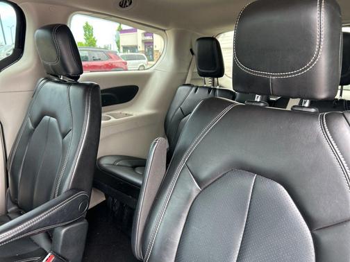 Brilliant Black Crystal Pearlcoat 2023 Chrysler Pacifica Touring L