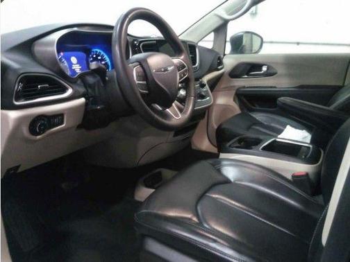 Brilliant Black Crystal Pearlcoat 2023 Chrysler Pacifica Touring L
