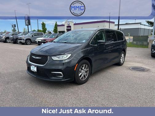 Brilliant Black Crystal Pearlcoat 2023 Chrysler Pacifica Touring L