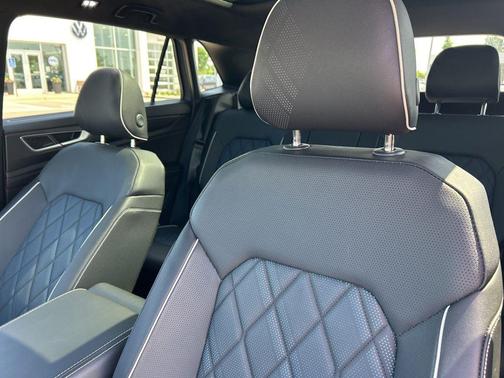 pure gray 2026 Volkswagen Atlas Cross Sport 2.0T SEL Premium
