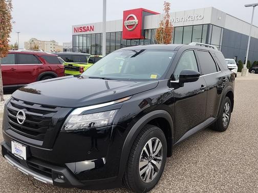 2025 Nissan Pathfinder SL 4WD