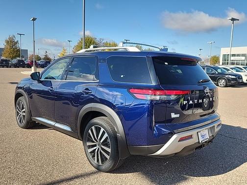 2025 Nissan Pathfinder Platinum 4WD