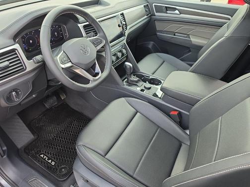 Platinum Gray Metallic 2023 Volkswagen Atlas 3.6L SE w/Technology