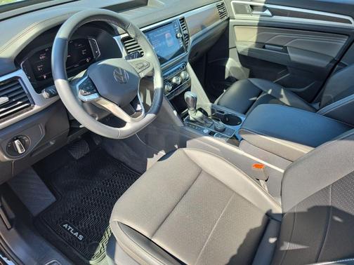 Deep Black Pearl 2023 Volkswagen Atlas 3.6L SE w/Technology