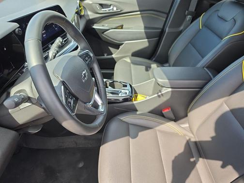 Summit White 2025 Chevrolet Trax FWD ACTIV
