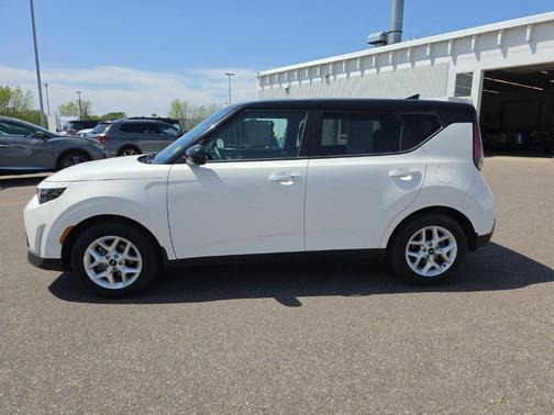 Clear White/Black Roof 2025 Kia Soul S
