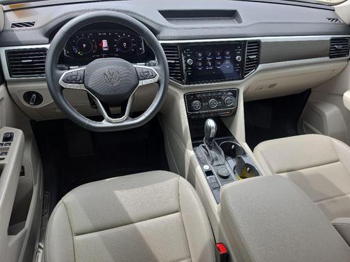 Pure White 2022 Volkswagen Atlas 3.6L SE w/Technology