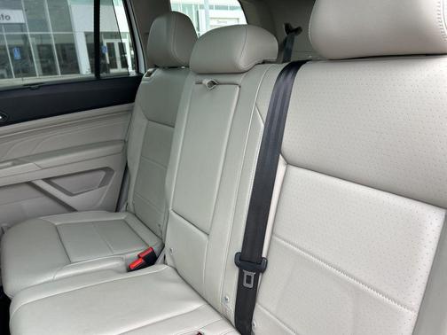 Pure White 2022 Volkswagen Atlas 3.6L SE w/Technology