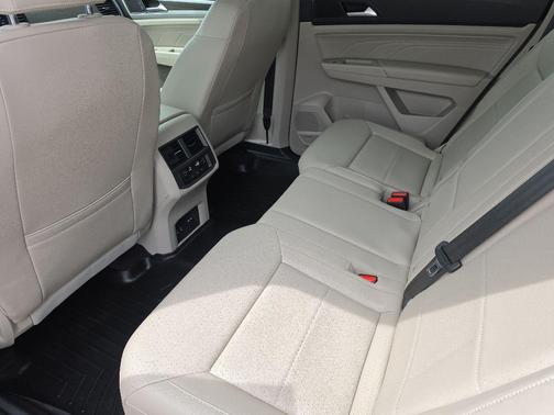 Pure White 2022 Volkswagen Atlas 3.6L SE w/Technology