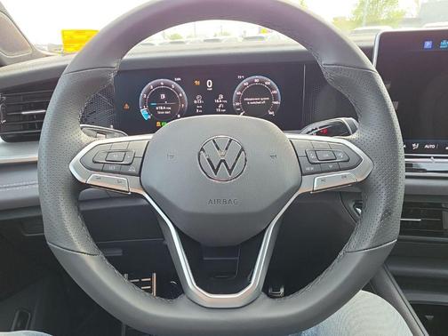 sandstone 2026 Volkswagen Tiguan 2.0T SE R-Line Black 4MOTION