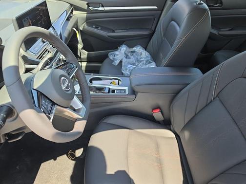 Pearl White/Super Black 2026 Nissan Altima SR AWD
