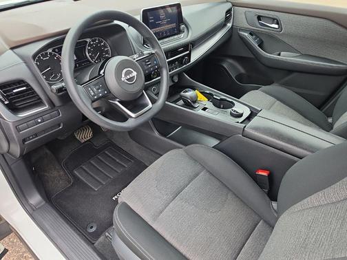 Pearl White Tricoat 2022 Nissan Rogue SV