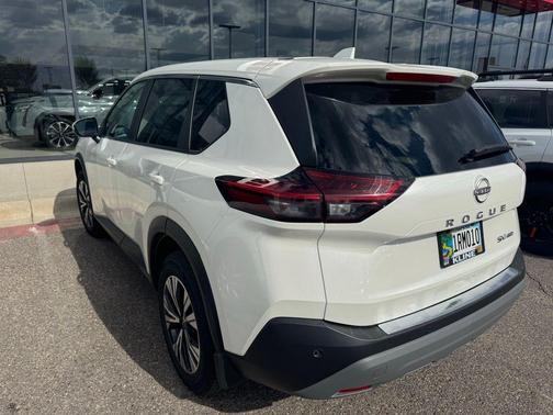 Pearl White Tricoat 2022 Nissan Rogue SV