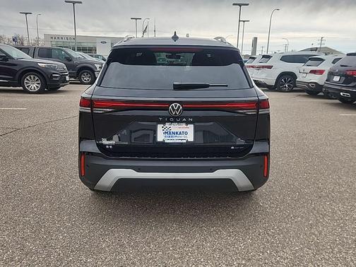 Black Pearl 2026 Volkswagen Tiguan 2.0T SE 4MOTION