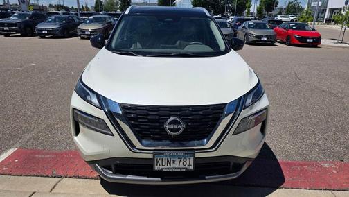 Pearl White Tricoat/Super Black 2023 Nissan Rogue SL