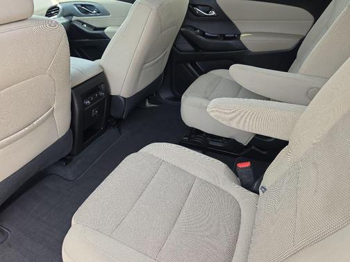 Summit White 2023 Chevrolet Traverse LT Cloth