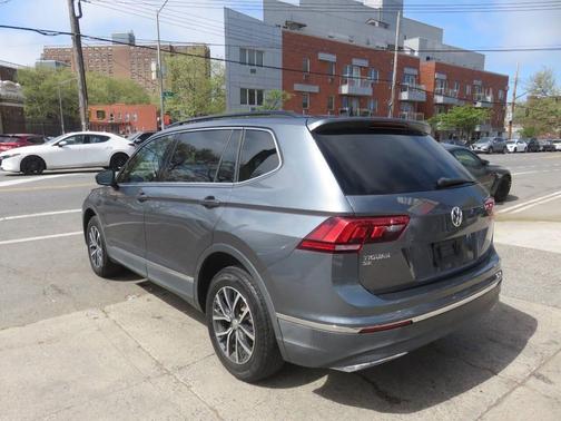 Platinum Gray Metallic 2020 Volkswagen Tiguan 2.0T SE