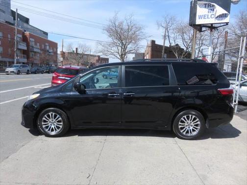 2018 Toyota Sienna XLE