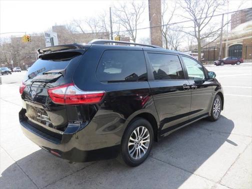 2018 Toyota Sienna XLE