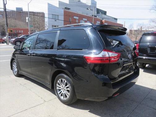 2018 Toyota Sienna XLE