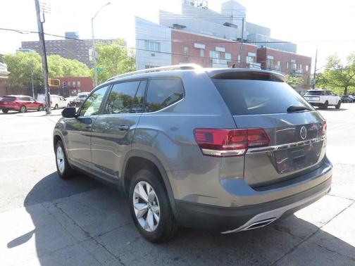 Platinum Gray Metallic 2018 Volkswagen Atlas 3.6L Launch Edition