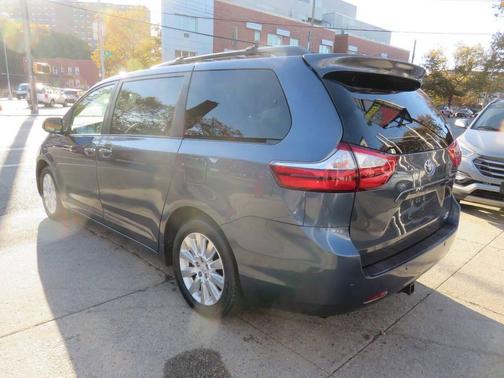 2016 Toyota Sienna XLE