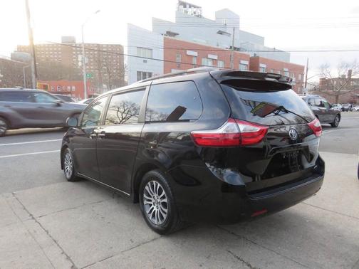 2019 Toyota Sienna XLE