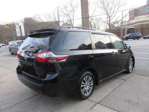 2019 Toyota Sienna XLE