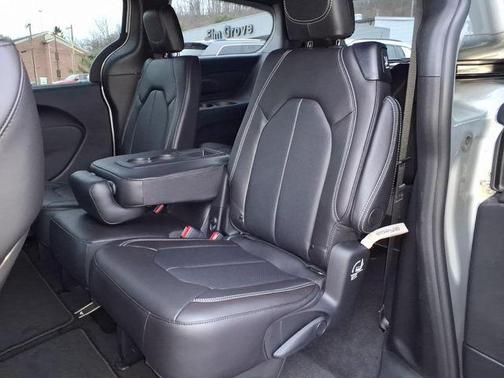 Silver Mist Clearcoat 2026 Chrysler Pacifica Select