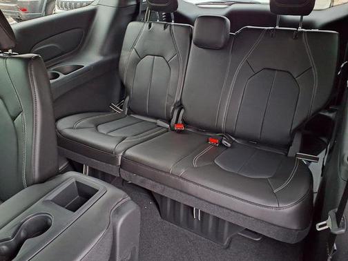 Silver Mist Clearcoat 2026 Chrysler Pacifica Select