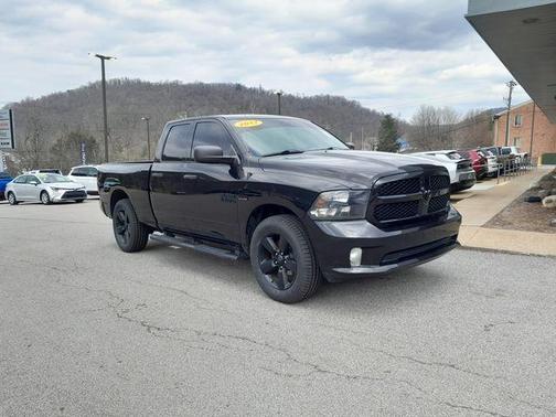 Brilliant Black Crystal Pearlcoat 2017 RAM 1500 Express