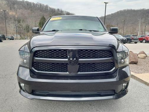 Brilliant Black Crystal Pearlcoat 2017 RAM 1500 Express