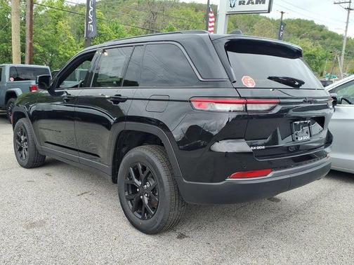 Diamond Black 2026 Jeep Grand Cherokee Laredo