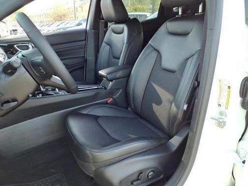 Bright White Clearcoat 2026 Jeep Compass Latitude