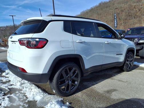 Bright White Clearcoat 2026 Jeep Compass Latitude