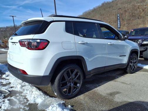 Bright White Clearcoat 2026 Jeep Compass Latitude
