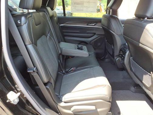 Diamond Black 2026 Jeep Grand Cherokee L Laredo