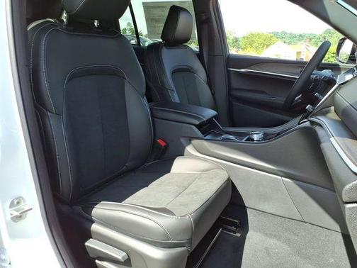 Bright White Clearcoat 2026 Jeep Grand Cherokee Sport