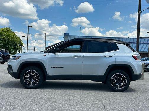 Silver Zynith Metallic Clearcoat 2025 Jeep Compass Trailhawk